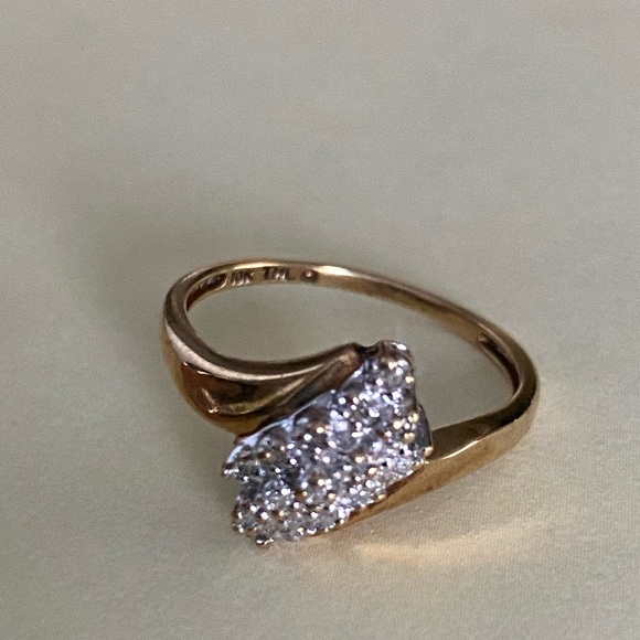 Exquisite Solid 10K Yellow Gold Clustered Bypass Diamond Ring. Elegant & Glitter - Picture 4 of 11